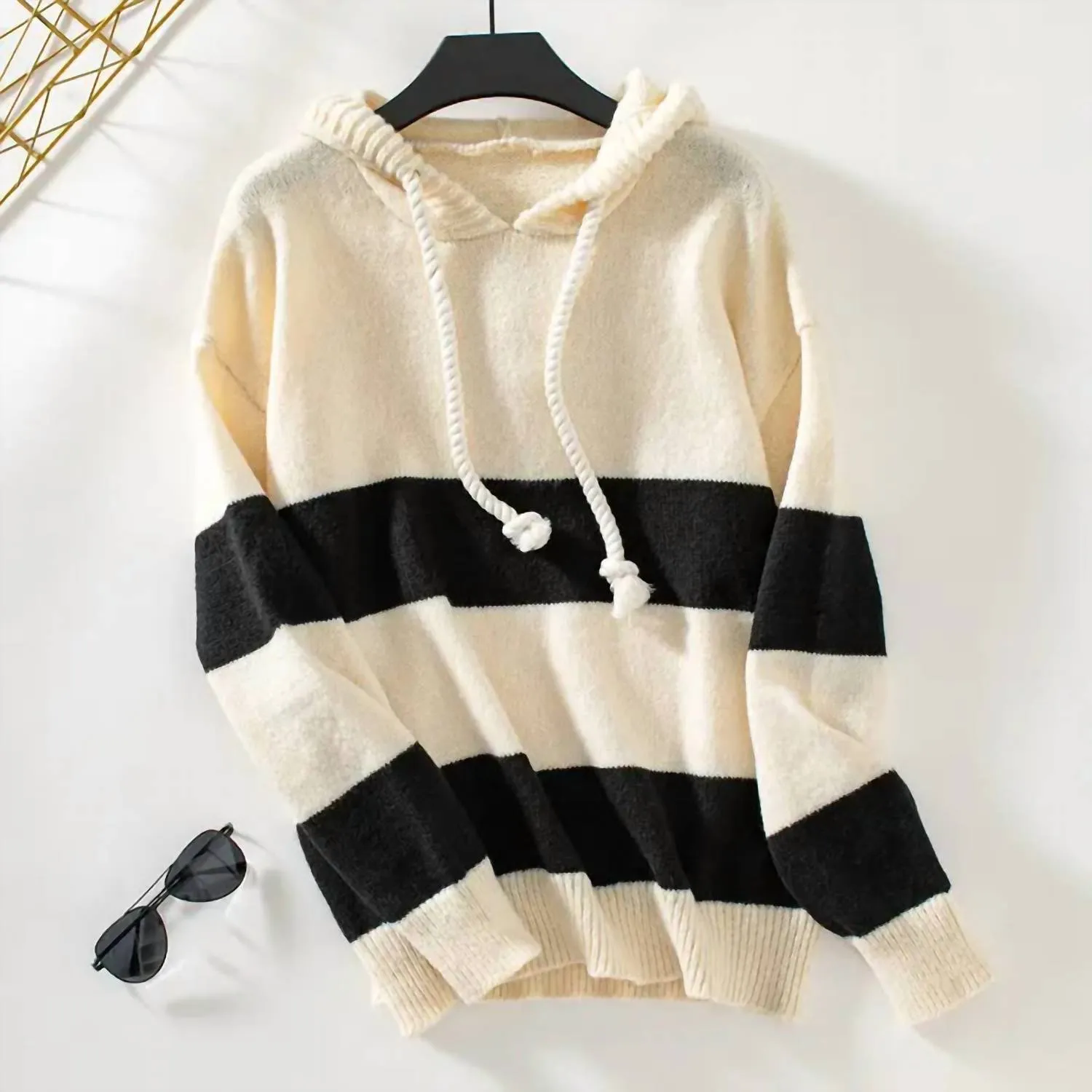 Hooded Knit Sweater In Navy/tan