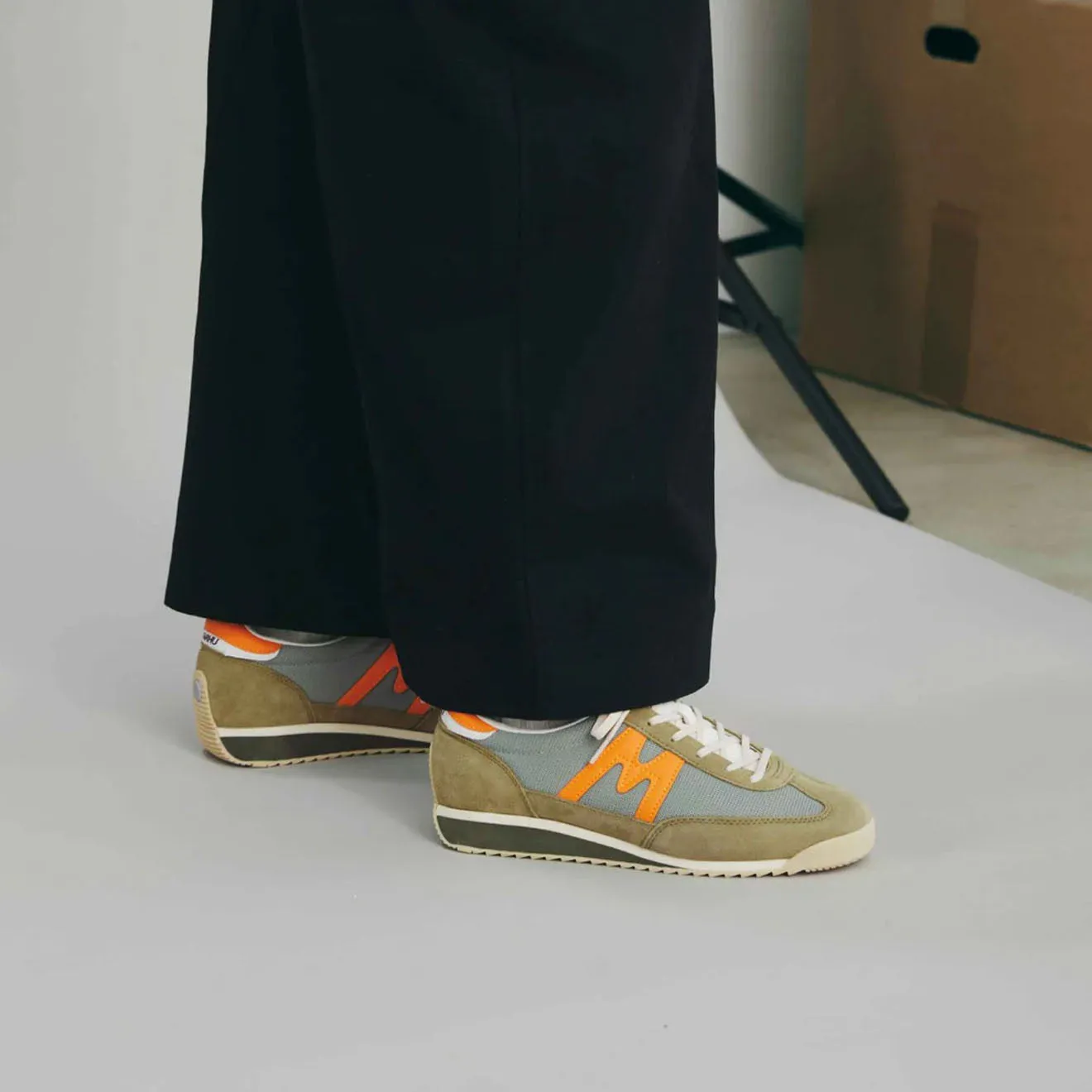Karhu Mestari Trainer Cedar / Bright Marigold