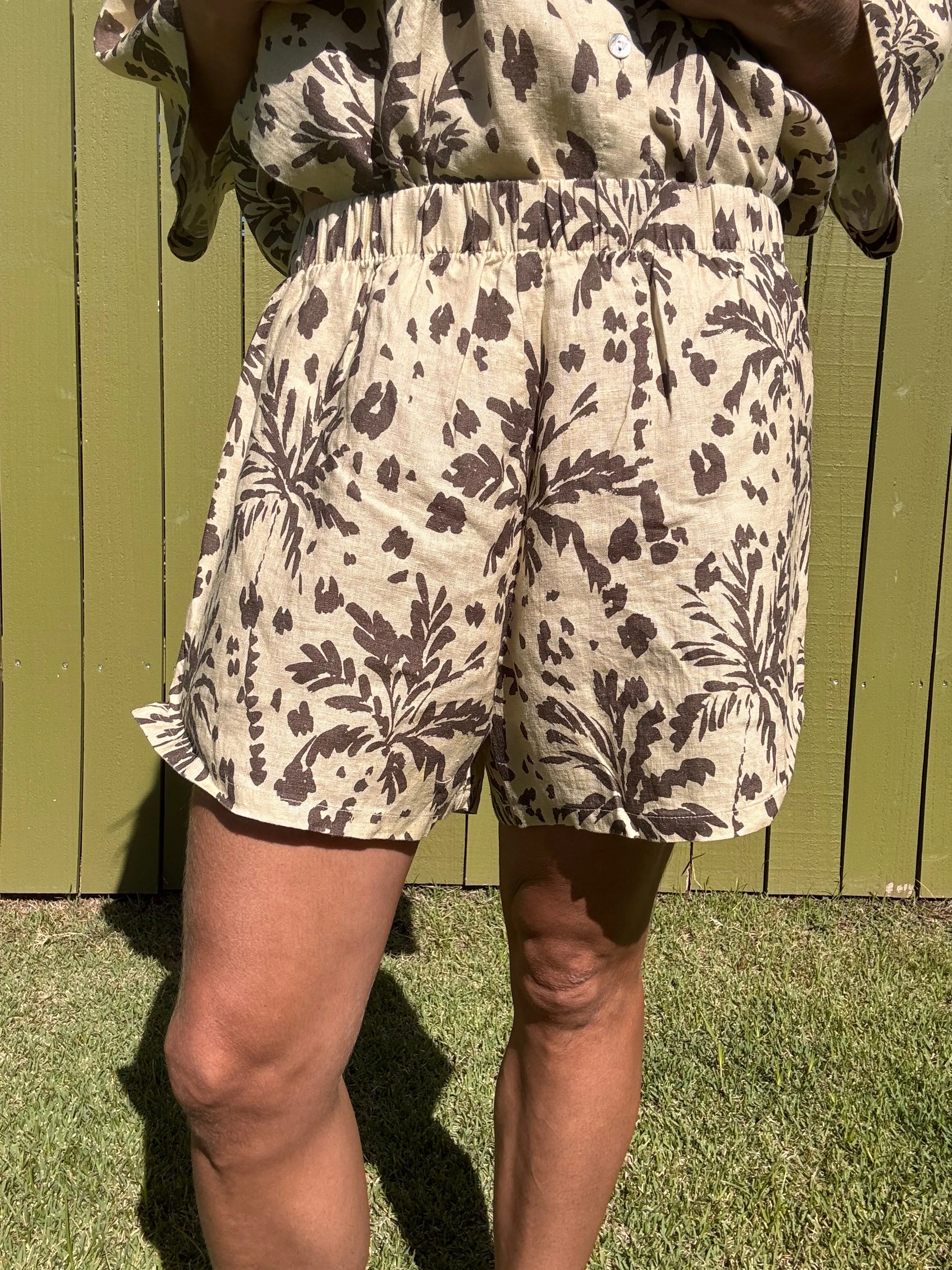 POOLSIDE PARADISO Zanzibar Slit Shorts - Marzipan
