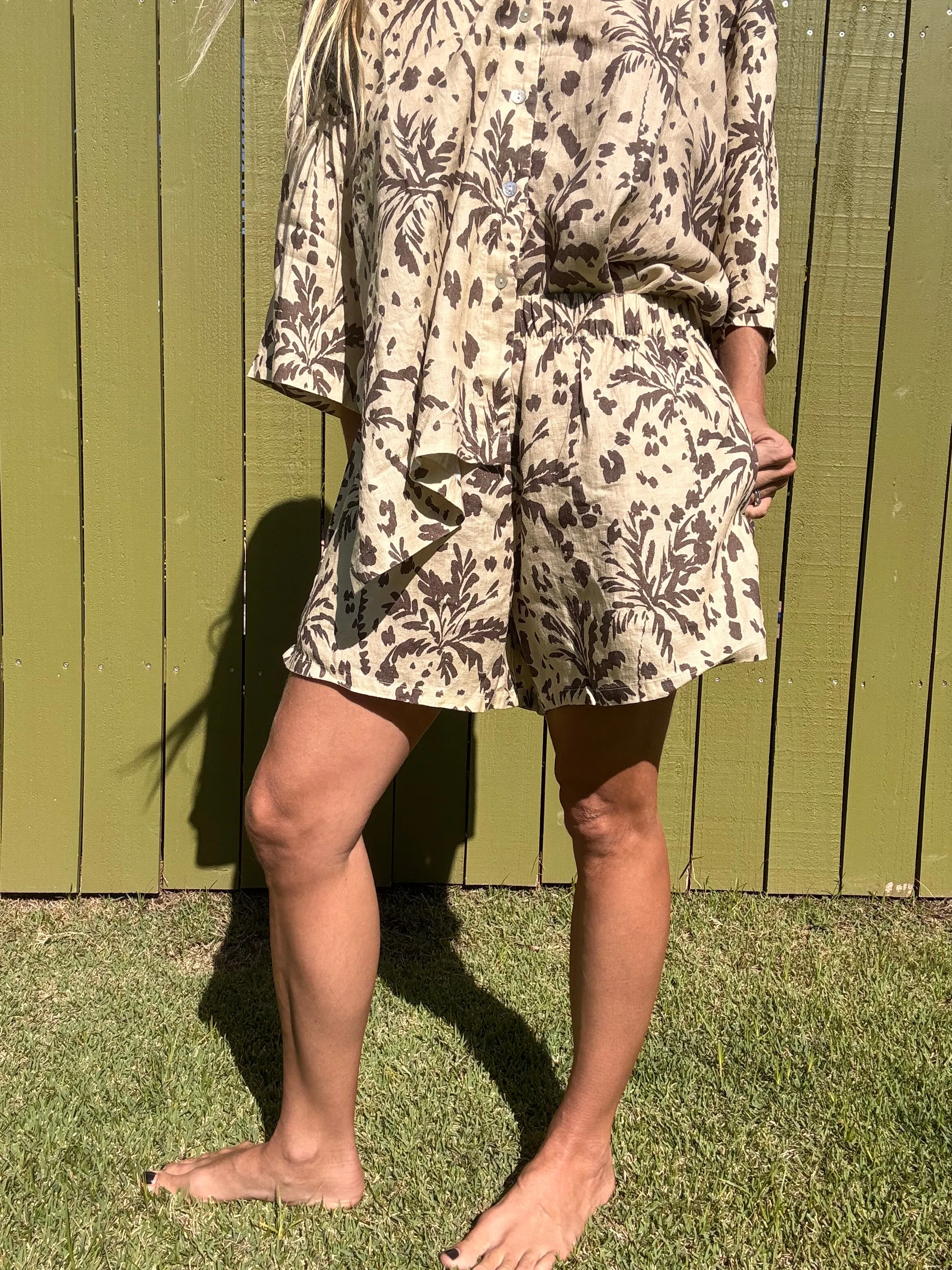 POOLSIDE PARADISO Zanzibar Slit Shorts - Marzipan